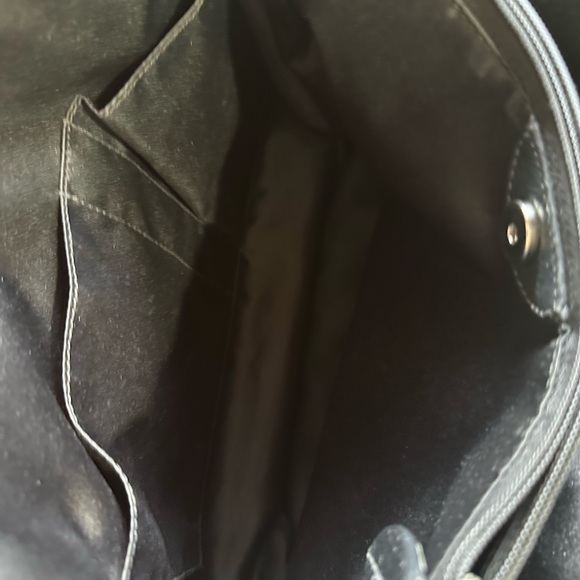 Coach handbag. Black pebbled leather in excellent condition. - Picture 6 of 9